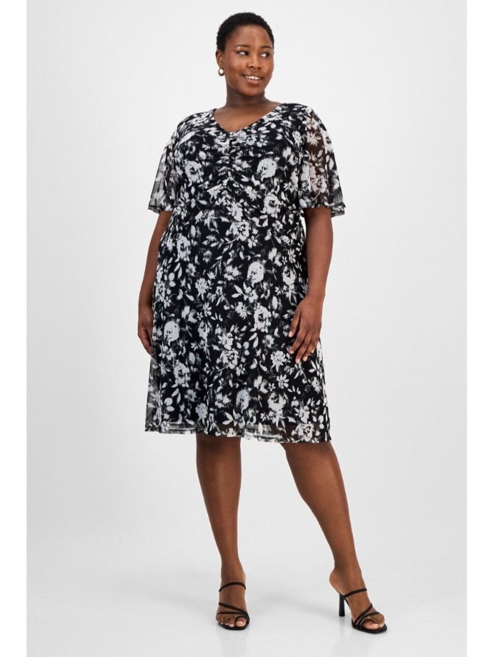 Floral Chiffon Plus-Size Dress With V-Neckline & Ruched Detail Black & White